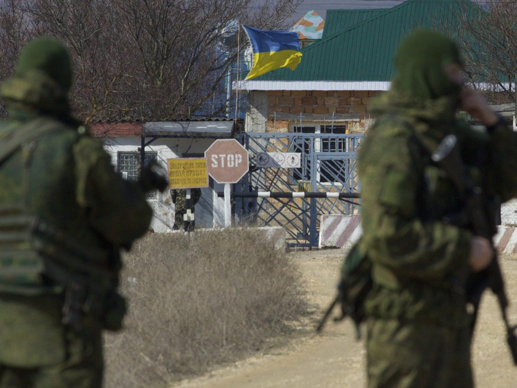 Russische Soldaten blockieren eine ukrainische Marinebasis, während immer mehr russische Truppen auf die Krim verlegt werden.