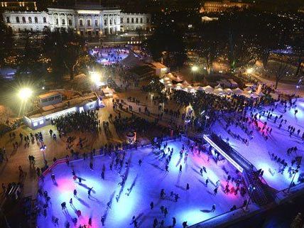 Noch bis 9. März können Besucher vor dem Wiener Rathaus eislaufen. Noch bis 9. März können Besucher vor dem Wiener Rathaus eislaufen.