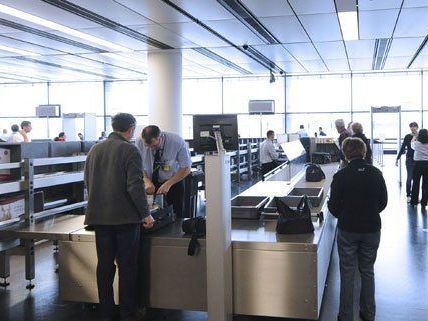 Passagiere bei der Handgepäckkontrolle am Wiener Flughafen. Passagiere bei der Handgepäckkontrolle am Wiener Flughafen.