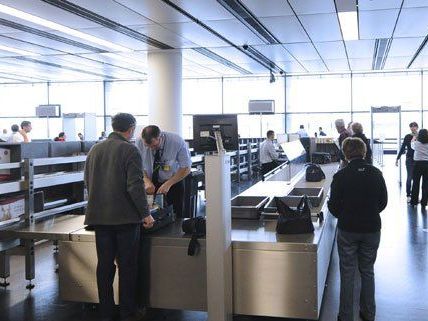 Passagiere bei der Handgepäckkontrolle am Wiener Flughafen.