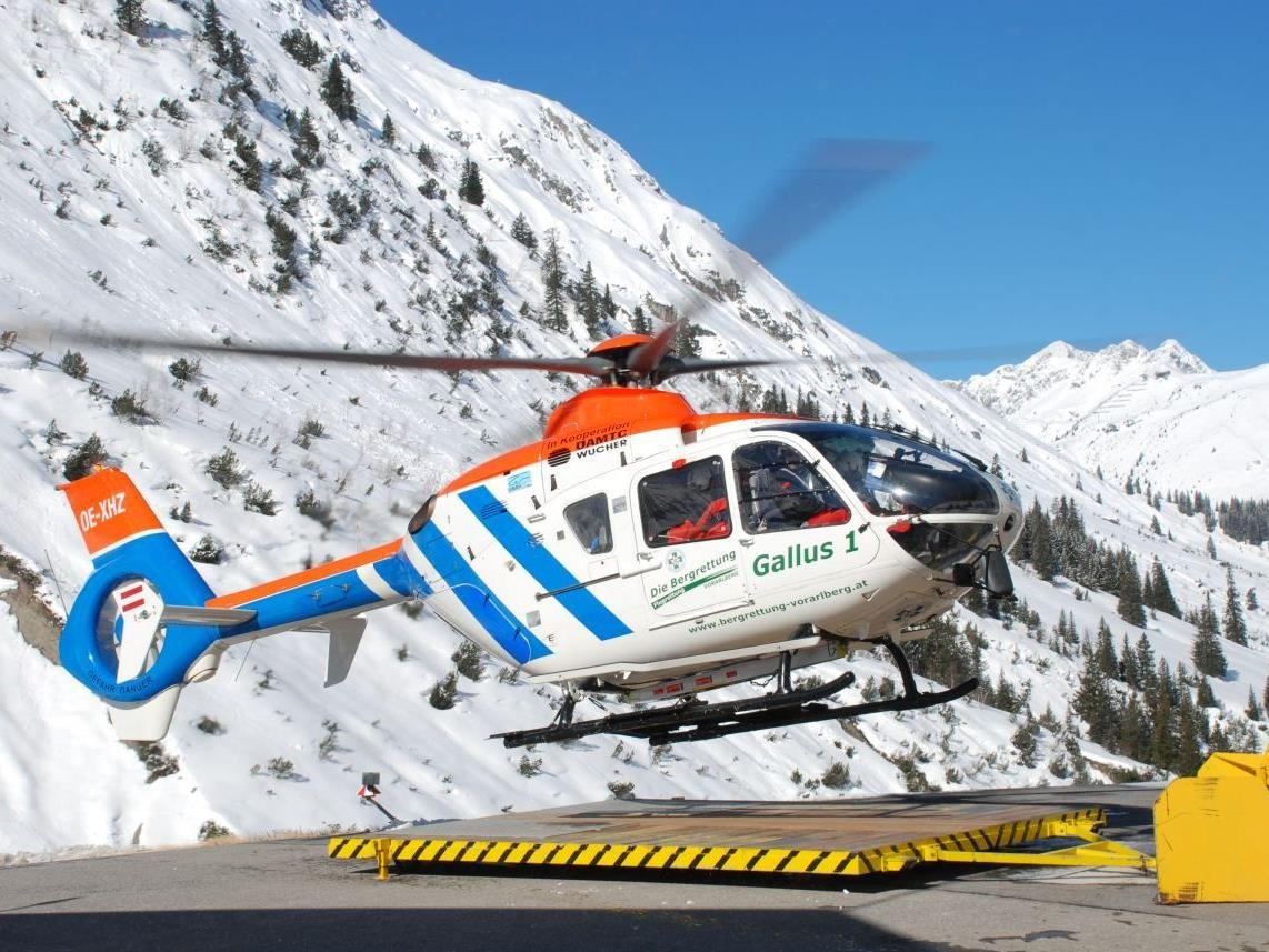 Der Skifahrer wurde mit Verdacht auf Rippenbrüche ins Krankenhaus geflogen.