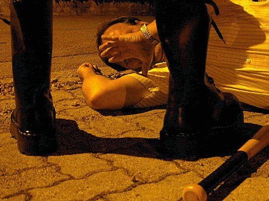 Bei einer brutalen nächtlichen Attaacke wurden drei Männer verletzt Bei einer brutalen nächtlichen Attaacke wurden drei Männer verletzt