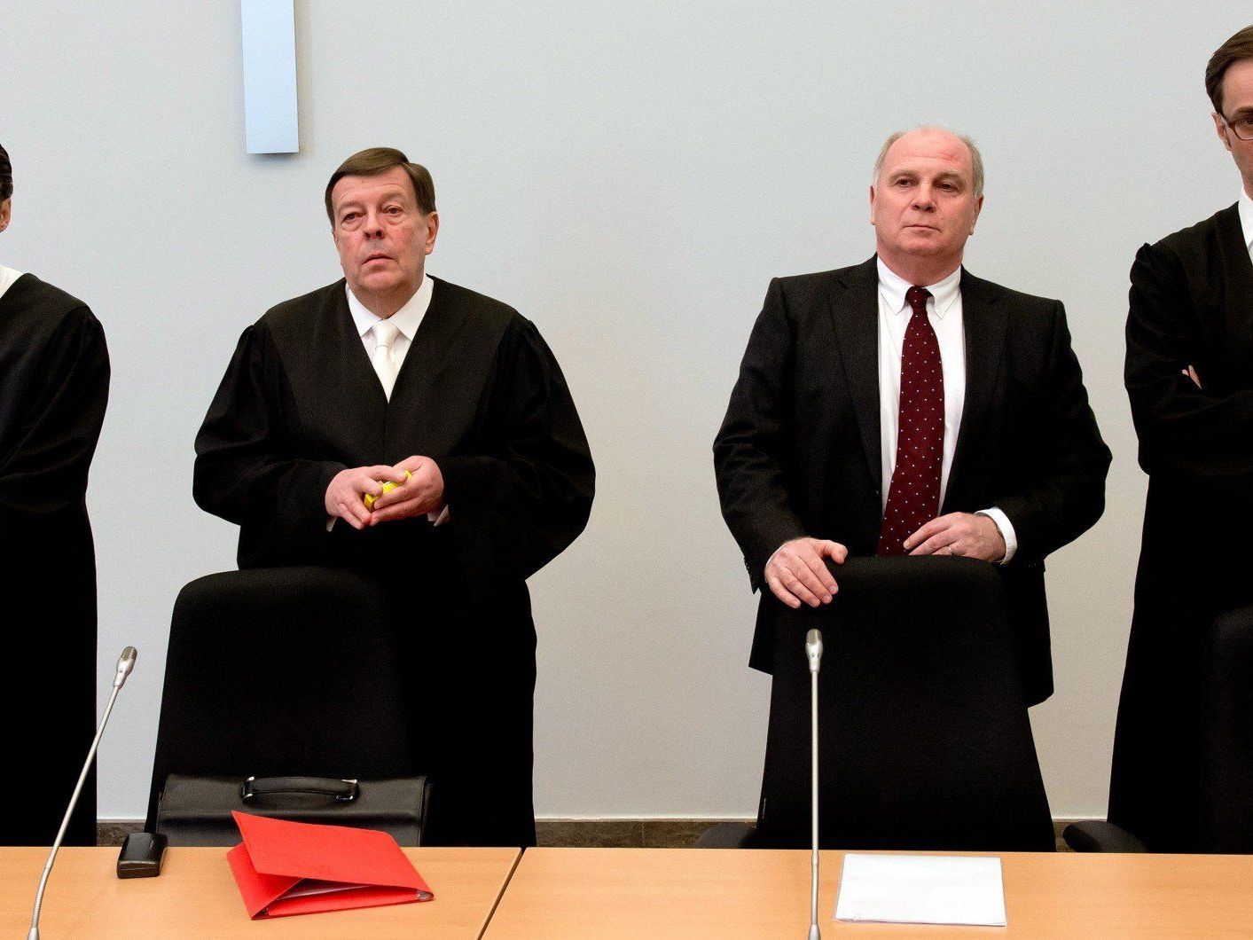 Uli Hoeneß gibt sich reumütig. Ja, er habe Steuern hinterzogen - und zwar deutlich mehr als die Ankläger dachten. Uli Hoeneß gibt sich reumütig. Ja, er habe Steuern hinterzogen - und zwar deutlich mehr als die Ankläger dachten.