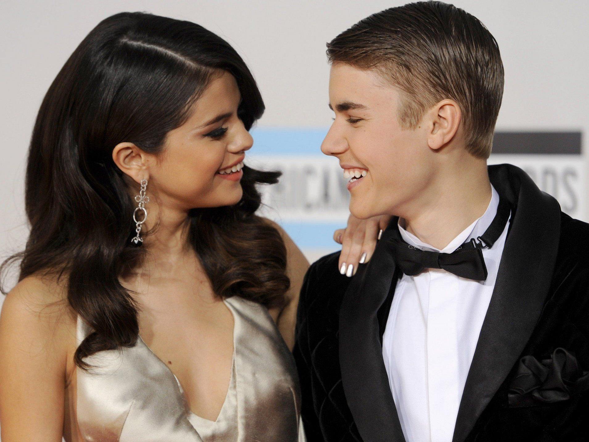 "Sie küssten sich die ganze Zeit und Justin war sehr aufmerksam", erklärte ein Augenzeuge.