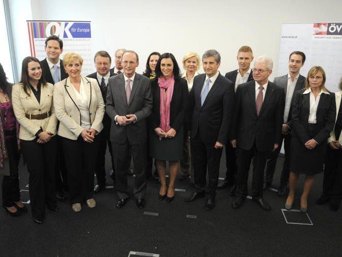 ÖVP-Spitzenkandidat für die EU-Wahl Othmar Karas, Parteichef Michael Spindelegger und das Team der ÖVP.