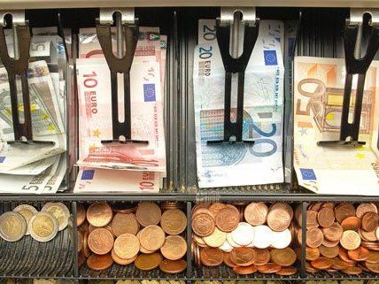 Die Täter erbeuteten Bargeld.