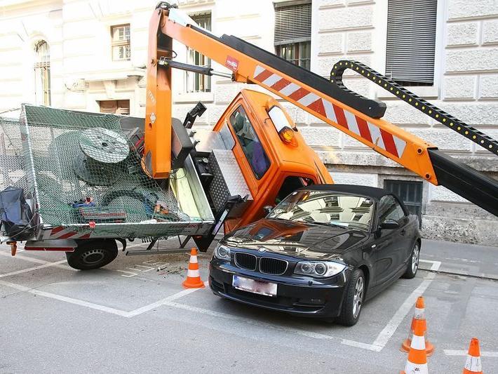 Das Arbeitsgerät kippte auf den geparkten BMW.
