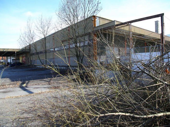 Die Jahre des Leerstands sind dem ehemaligen Einkaufszentrum nicht gut bekommen. Nun kommen Spar und Bauhaus zurück. Die Jahre des Leerstands sind dem ehemaligen Einkaufszentrum nicht gut bekommen. Nun kommen Spar und Bauhaus zurück.