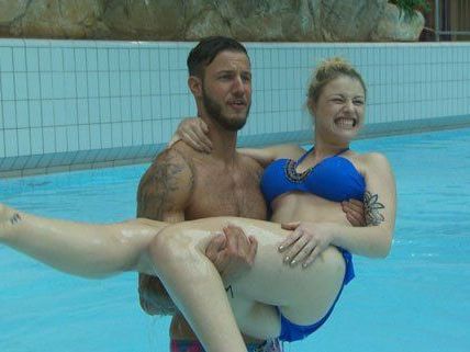 Chris und Theresa vergügen sich im Schwimmbad. Chris und Theresa vergügen sich im Schwimmbad.