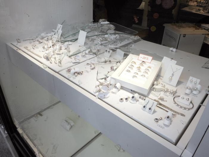 Duo überfiel Juwelier in Favoriten Duo überfiel Juwelier in Favoriten