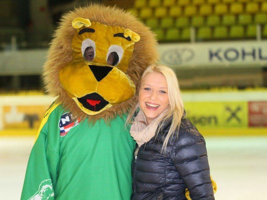 FPÖ-Politikerin Nicole Hosp drehte zusammen mit dem Maskottchen Leo einige Runden auf dem Eis. FPÖ-Politikerin Nicole Hosp drehte zusammen mit dem Maskottchen Leo einige Runden auf dem Eis.