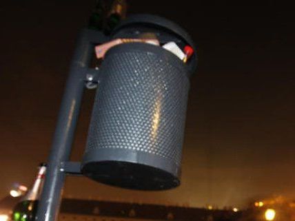 Das Auto hatte den Mistkübel aus seiner Verankerung gerissen. Das Auto hatte den Mistkübel aus seiner Verankerung gerissen.
