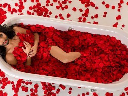 Conchita Wurst zeigt im Video zu "Rise like a Phoenix" viel Haut. Conchita Wurst zeigt im Video zu "Rise like a Phoenix" viel Haut.