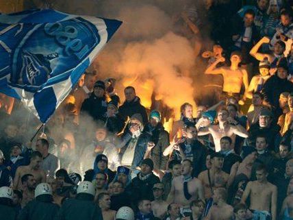 Die russischen Fans hätten beinahe einen Spielabbruch proovizert. Die russischen Fans hätten beinahe einen Spielabbruch proovizert.