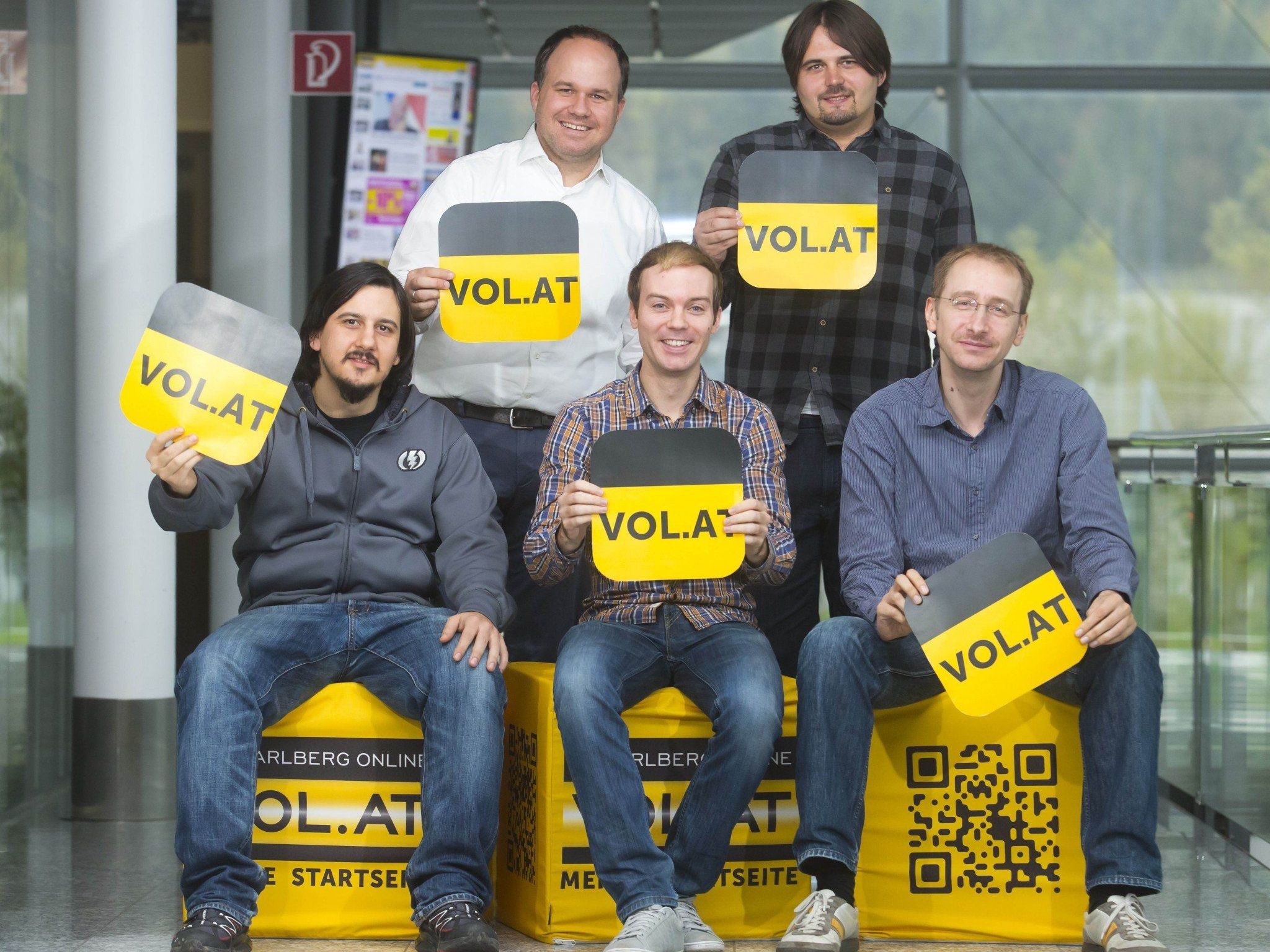 Das VOL.AT-Innovationsteam (hinten, v.l.n.r.: Russmedia Digital-CEO Gerold Riedmann, Dominic Depaoli (techn. Leitung). Vorne, v.l.n.r.: Nikolaus Schauersberger (Android-Entwicklung), Roland Fischl (iOS-Entwicklung), Martin Widmann (Leitung Innovationsteam).