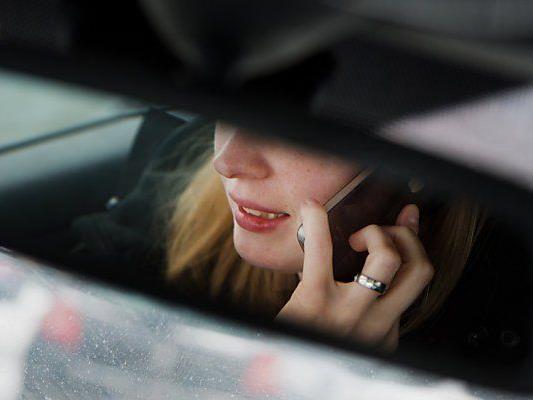 Telefonieren im Auto kann gefährlich sein