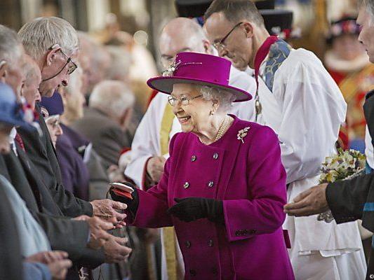 Queen überreichte Senioren symbolisch Münzen
