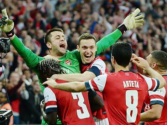 Arsenal-Stars feiern nach Sieg im Elferschießen
