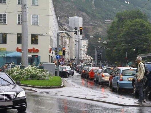 Das Schlechtwetter sorgte in der Stadt Salzburg für Stau.