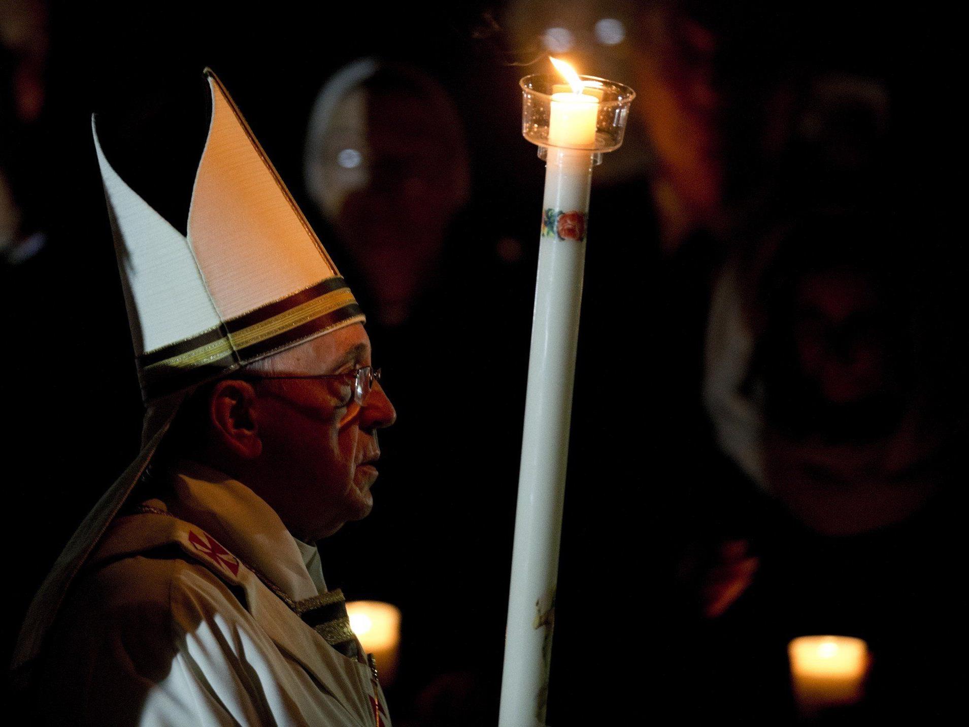 Tausende Gläubige feierten am Samstagabend die Osternacht mit Papst Franziskus.
