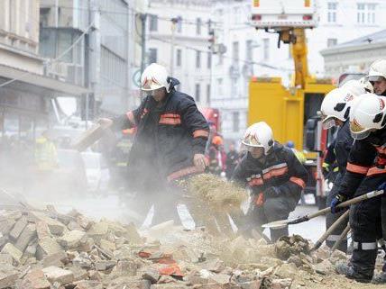 Hauseinsturz in Wien - Feuerwehr-Einsatz wird am Montag beendet
