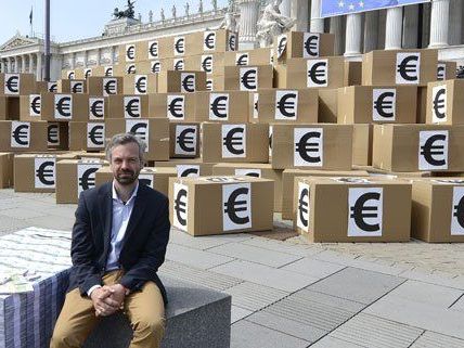 Am Montag stapelte das Bündnis Europa anders Kartonschachteln vor dem Parlament. Am Montag stapelte das Bündnis Europa anders Kartonschachteln vor dem Parlament.