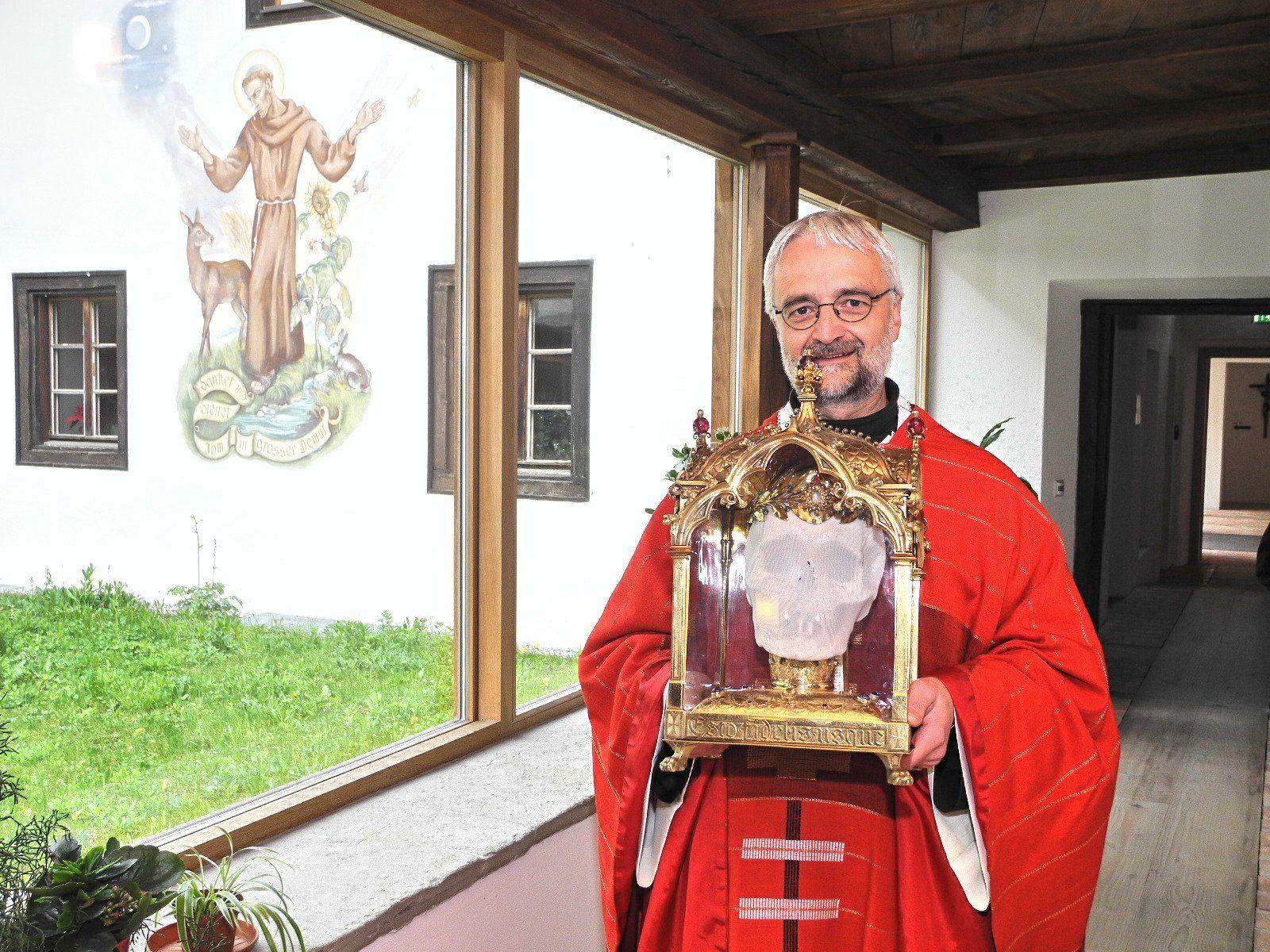 Bruder Guardian Franu mit der Reliquie des hl. Fidelis im Kreuzgang des Klosters