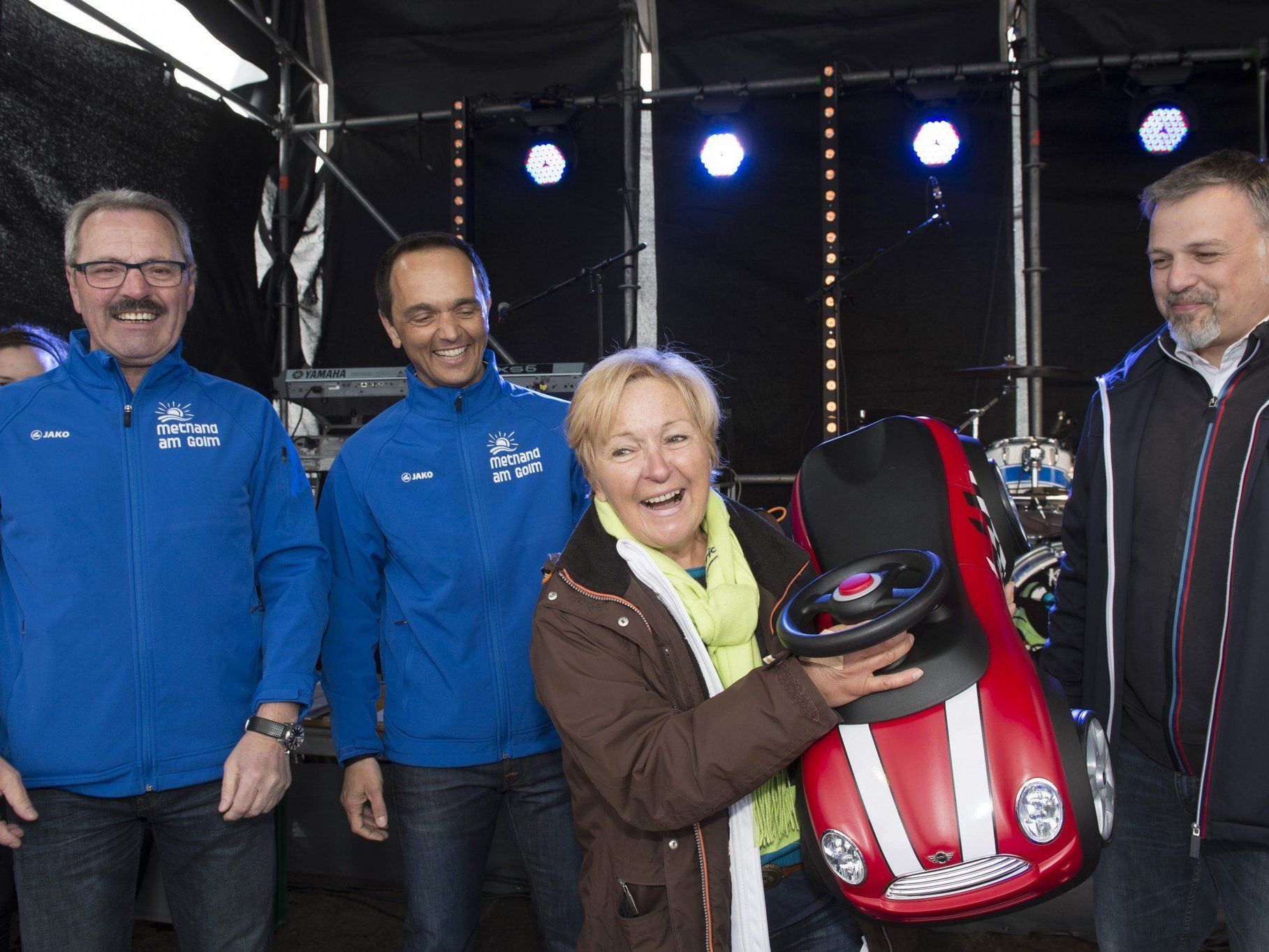 Ursula van Ast freut sich über ihr neues Gefährt – einen nagelneuen Mini Cooper R56 vom BMW Baumgartner. Vorerst muss sie sich mit einem Bobby Car trösten. Ursula van Ast freut sich über ihr neues Gefährt – einen nagelneuen Mini Cooper R56 vom BMW Baumgartner. Vorerst muss sie sich mit einem Bobby Car trösten.
