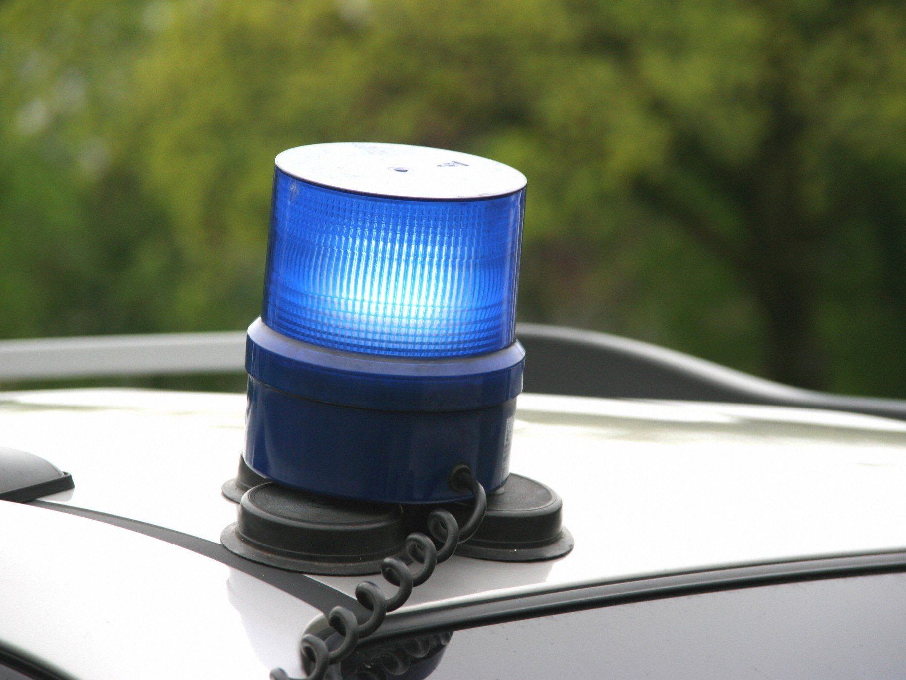 Die Polizisten forderten Verstärkung an, in der Folge konnte der 26-Jährige festgenommen werden. Die Polizisten forderten Verstärkung an, in der Folge konnte der 26-Jährige festgenommen werden.
