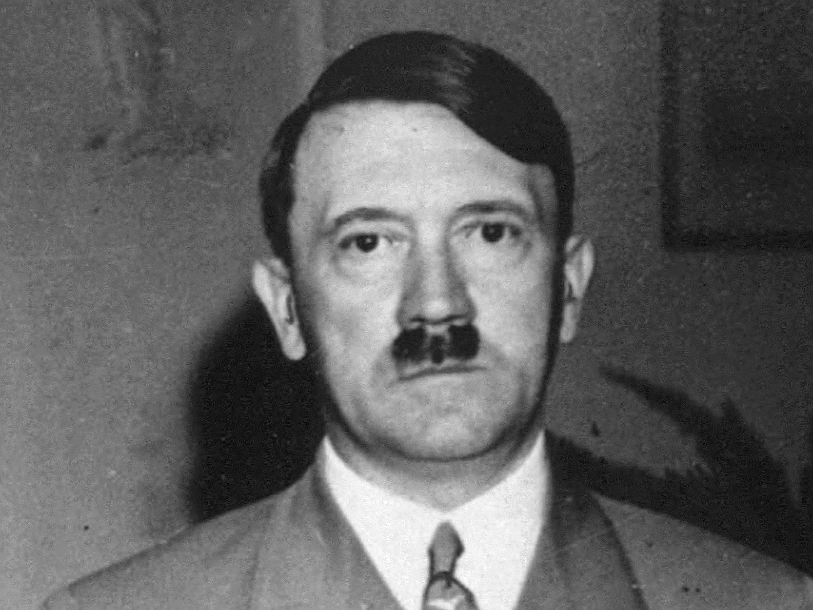 Anscheinend sei das Hitler-Porträt auf der Tasse weder beim Einkauf noch beim Einräumen aufgefallen. Anscheinend sei das Hitler-Porträt auf der Tasse weder beim Einkauf noch beim Einräumen aufgefallen.