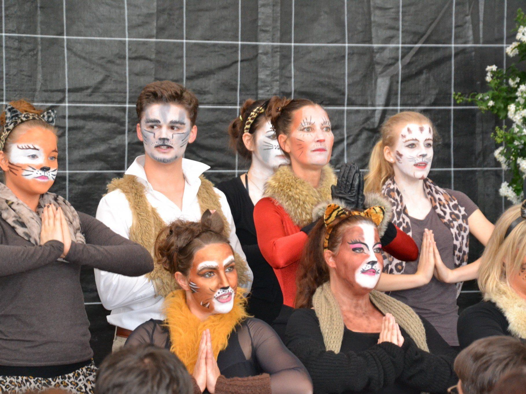 Die Mitglieder von WAMCO sorgten mit Ausschnitten aus dem Musical "CATS" für Unterhaltung bei den Gartentagen