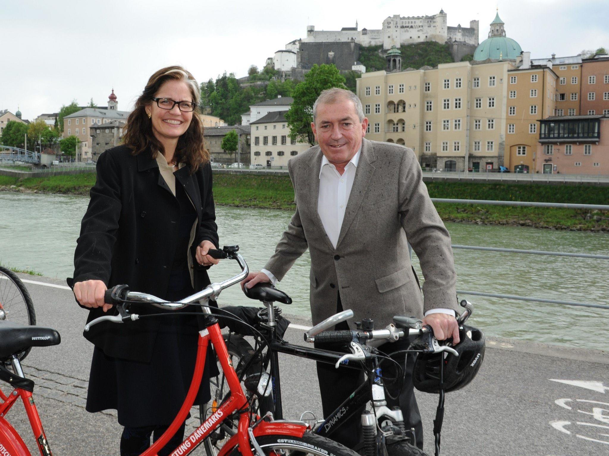 Die dänische Botschafterin und Bürgermeister Heinz Schaden unternahmen eine Tour mit dem Rad, bevor es zum offiziellen Termin ging.