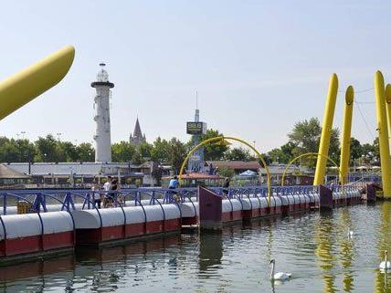 Die Schwimmbrücke auf der Neuen Donau ist wieder begehbar.