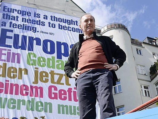 Othmar Karas, Vizepräsident des EU-Parlaments und ÖVP-Delegationsleiter, vor einem der Plakate