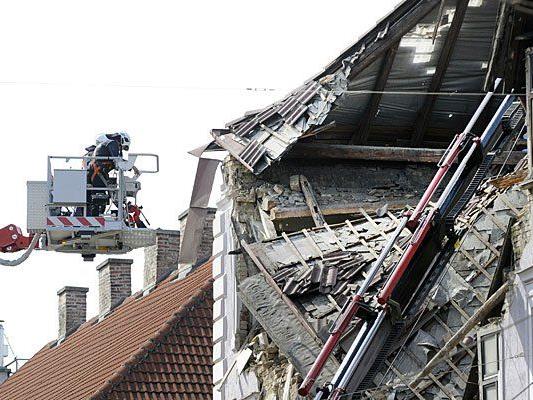Trümmer blieben nach der Explosion in dem Haus in Wien 15