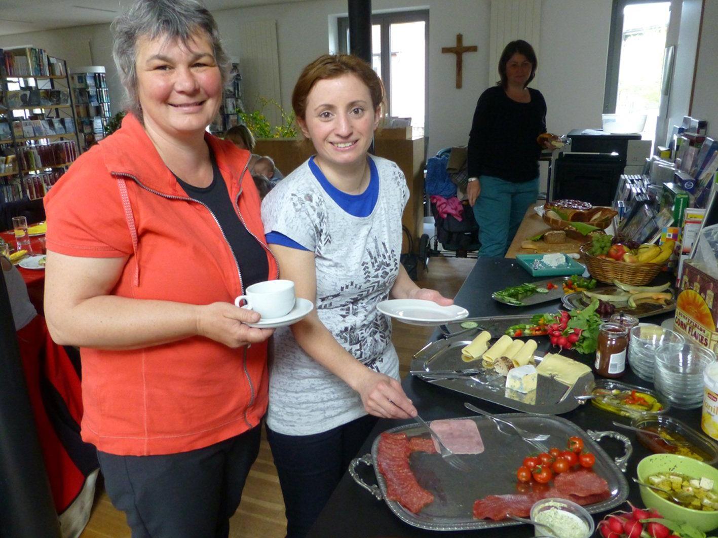 Sabine Reis und Senay Öztürk (l.) organisieren seit 4 Jahren das Frauenfrühstück.