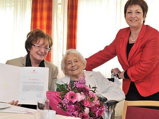 Die Jubilarin Margarete Cisl freut sich über die Glückwünsche von Marianne Klicka und Gabriele Votava