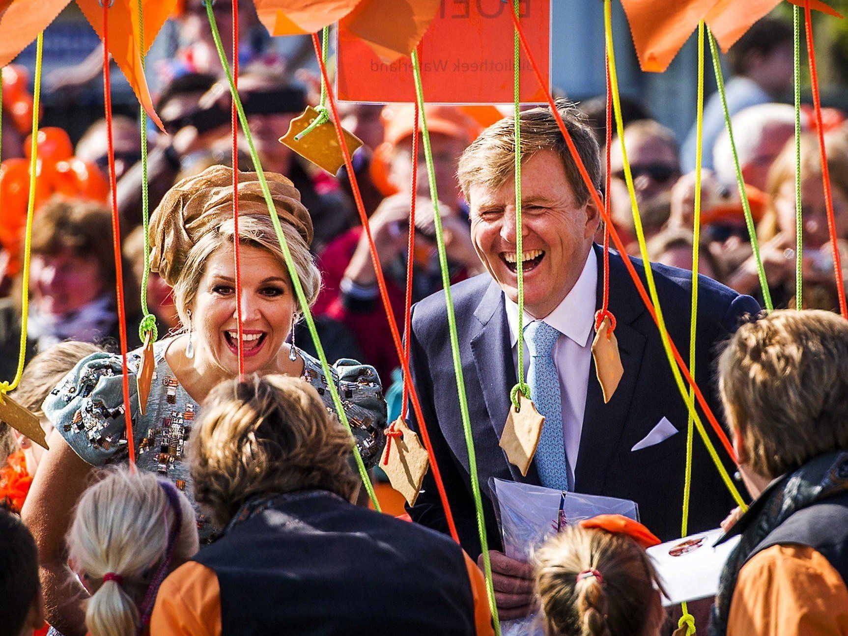 Zehntausende jubelten Willem-Alexander, Maxima und den drei Prinzessinnen zu.