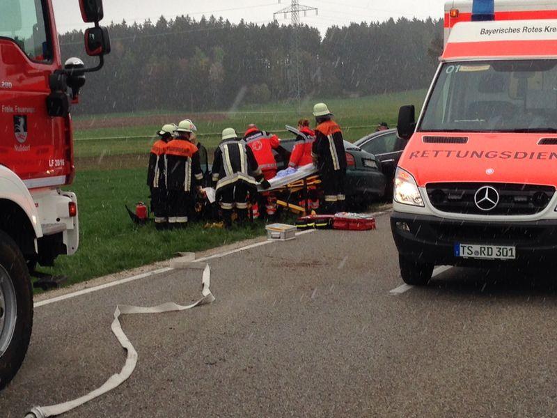 Ein Lenker wurde in seinem Fahrzeug eingeklemmt und musste von der freiwilligen Feuerwehr Nussdorf mittels Hydraulischen Rettungsgeräten aus dem Fahrzeug befreit werden.