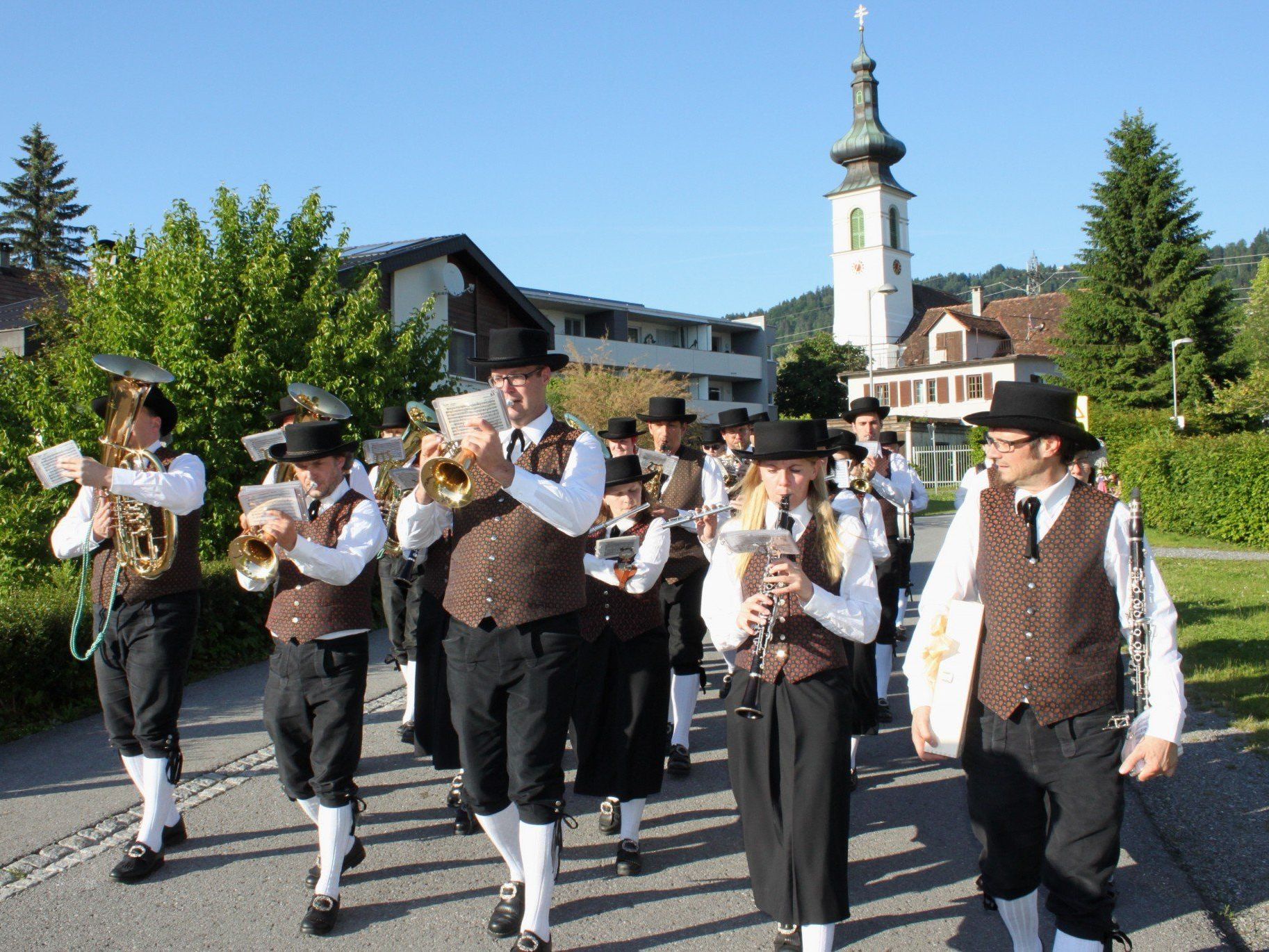 Der Musikverein Lochau im Rahmen des traditionellen Maiblasens im Ortsgebiet unterwegs. Der Musikverein Lochau im Rahmen des traditionellen Maiblasens im Ortsgebiet unterwegs.