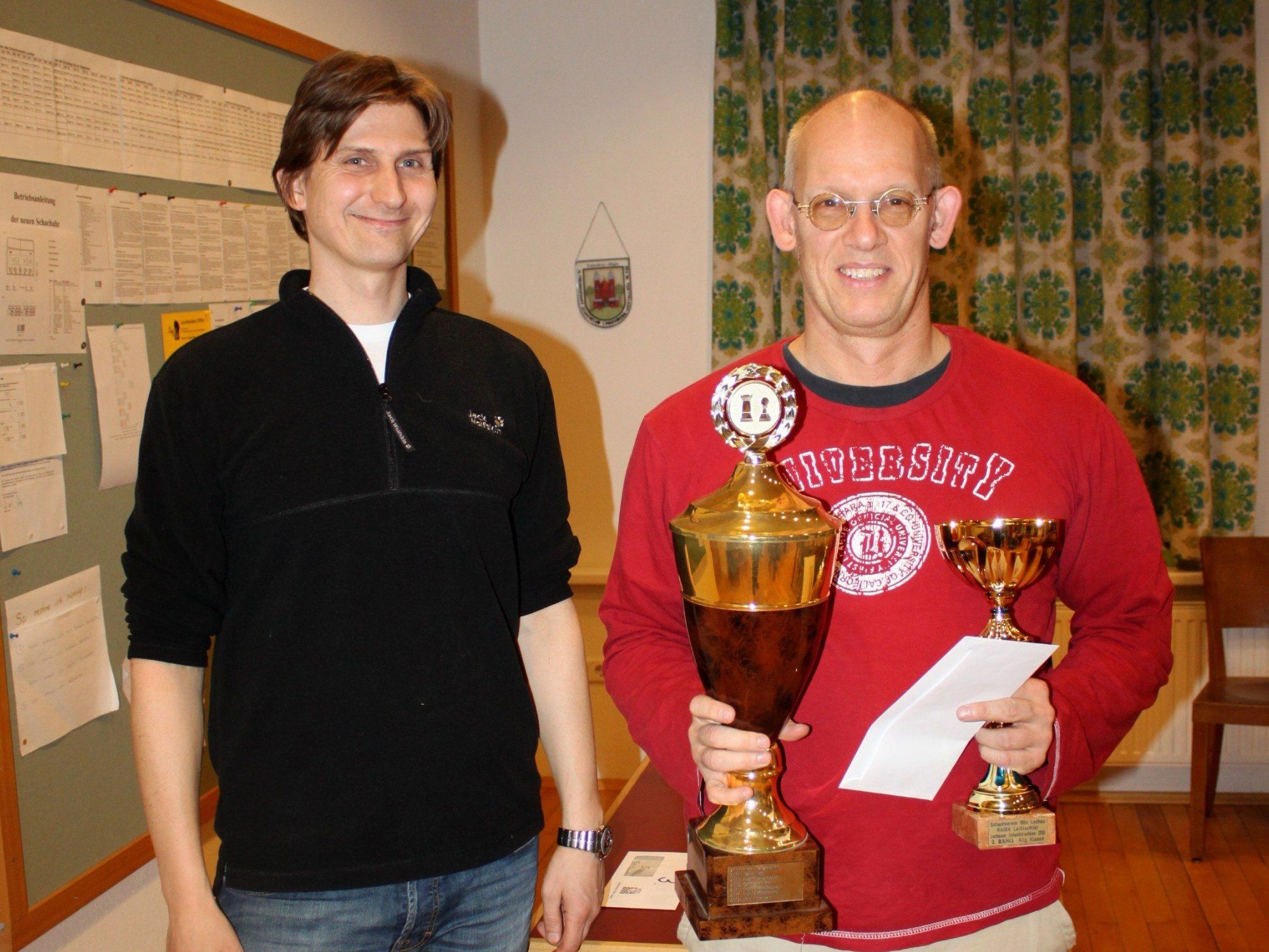 Obmann Manfred Mayr mit dem Triathlon-Sieger 2014 und dem Vereinsmeister des Schachvereines 1954 Raiba Lochau Dr. Peter Mittelberger. Obmann Manfred Mayr mit dem Triathlon-Sieger 2014 und dem Vereinsmeister des Schachvereines 1954 Raiba Lochau Dr. Peter Mittelberger.