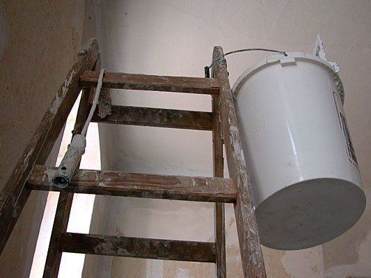 Der Angeklagte war eigentlich für Malerei-Arbeiten in der Wohnung der Frau Der Angeklagte war eigentlich für Malerei-Arbeiten in der Wohnung der Frau