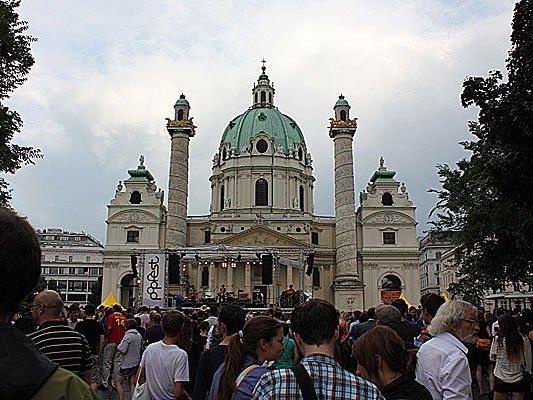 Die Massen strömen alljährlich zum Popfest auf den Wiener Karlsplatz