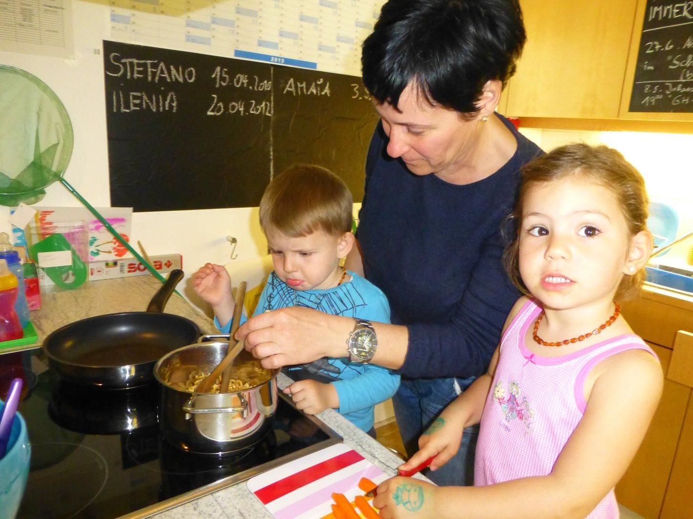 Gemeinsames Kochen in der  Ringareia-Gruppe Markt mit Andrea Kopf bei „Essen wie bei Mama“.