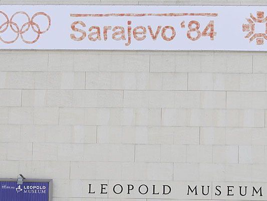 4 auf 2 Meter großes Plakat von Marko Lulic mit dem Schriftzug "Sarajevo '84" 4 auf 2 Meter großes Plakat von Marko Lulic mit dem Schriftzug "Sarajevo '84"