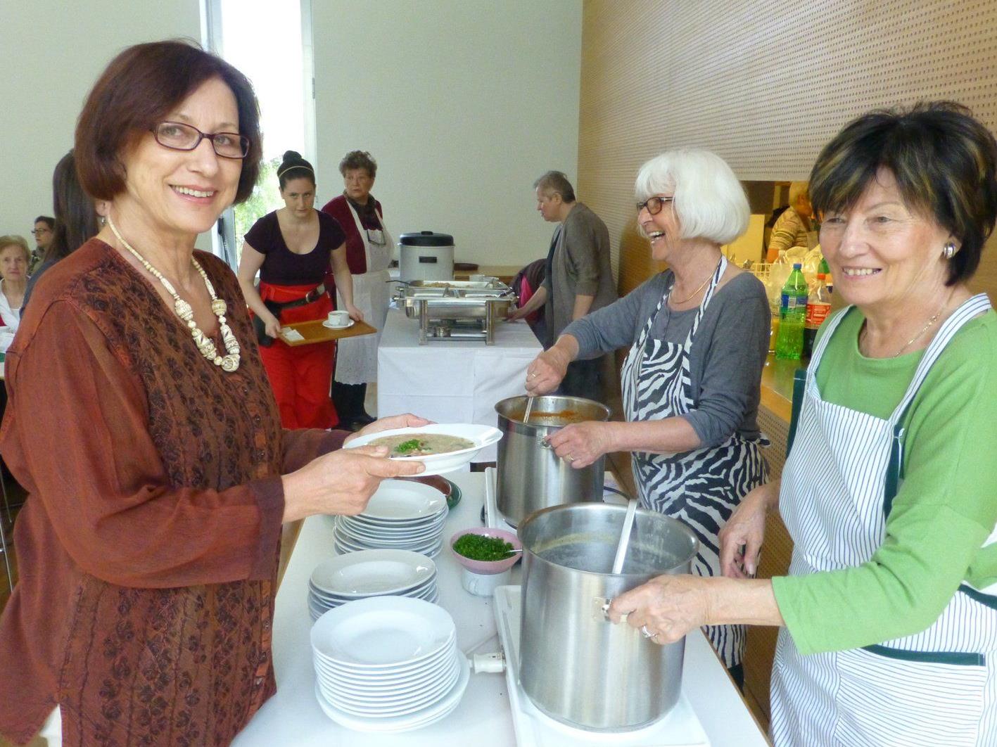 Die Freiwilligen vom Missionskreis St. Karl hatten beim Suppentag alle Hände voll zu tun.