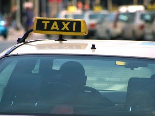 Wien-Margareten: Taxiraub mit Messer – Täter flüchten ohne Beute