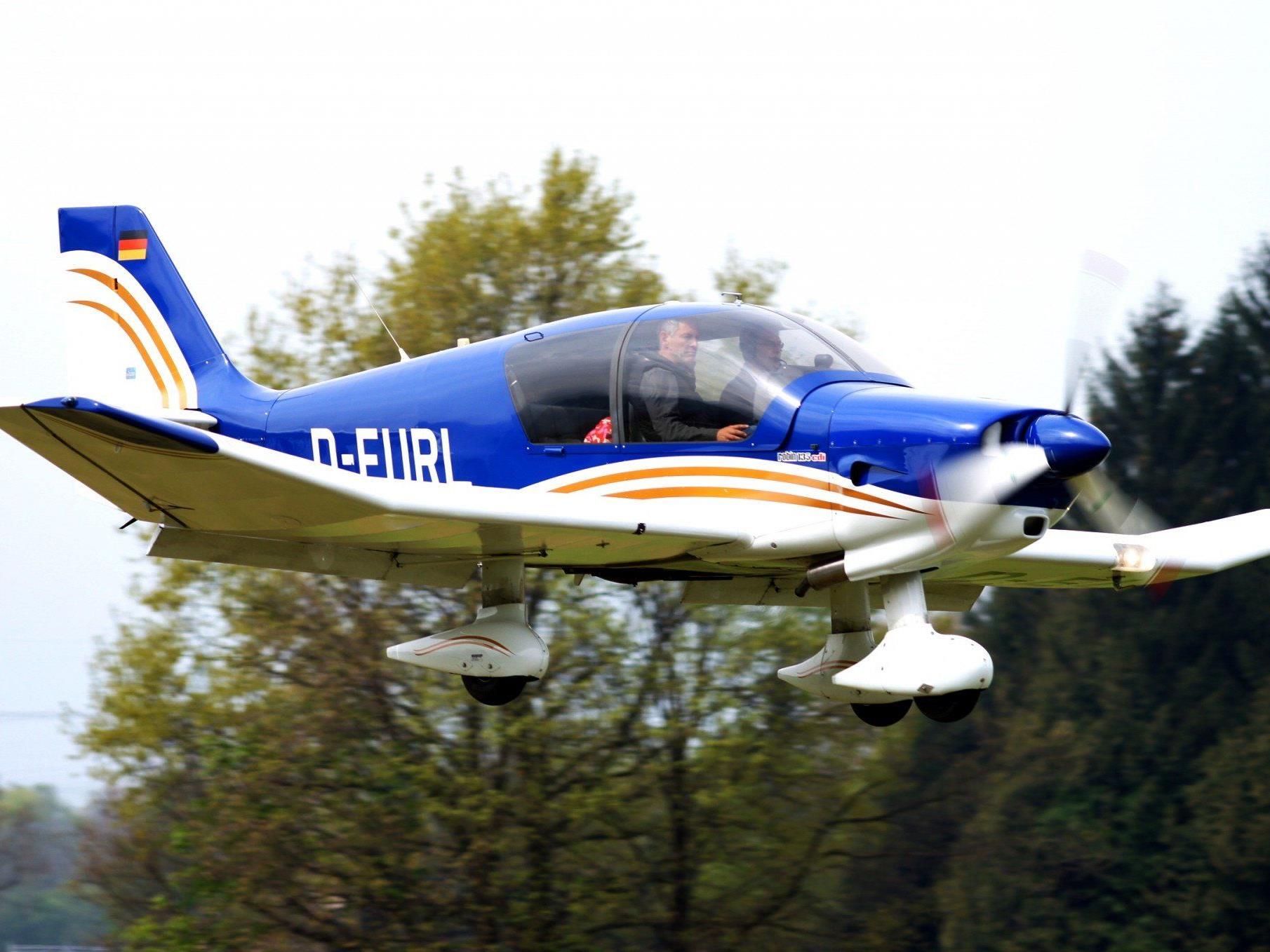 Eine Sportmaschine beim Landeanflug