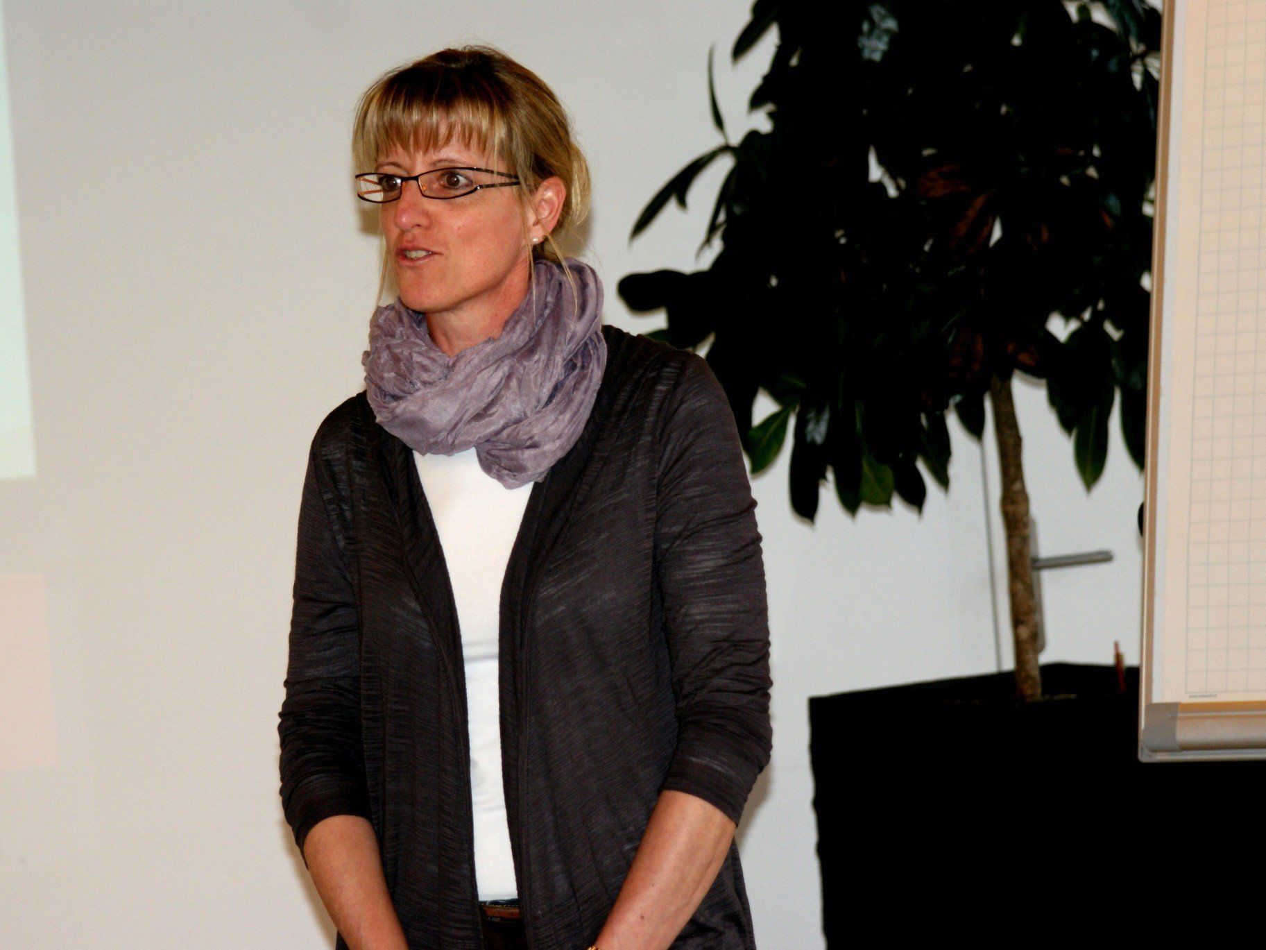 Physiotherapeutin Petra Frei-Gabriel referierte über den Schlaganfall Physiotherapeutin Petra Frei-Gabriel referierte über den Schlaganfall