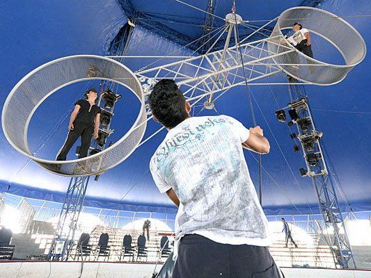 Der Schweizer Traditionszirkusdynastie Circus Louis Knie gastiert von 11. April bis 04. Mai 2014 in Wien-Liesing Der Schweizer Traditionszirkusdynastie Circus Louis Knie gastiert von 11. April bis 04. Mai 2014 in Wien-Liesing